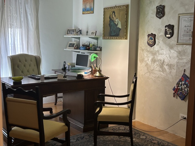Scrivania e poltrone per i colloqui con i clienti nello Studio Legale V&V