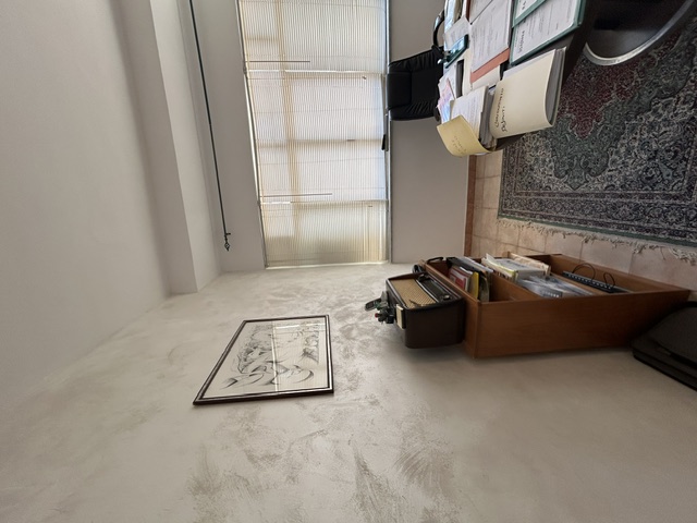 Angolo dello studio con archivio e documenti professionali